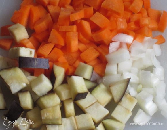 Репчатый лук, морковь и баклажан нарезать мелкими кубиками.
