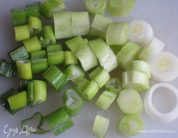 Зелёный лук нарезать кольцами.