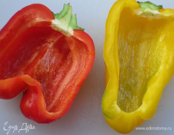 Стручки сладкого перца разрезать вдоль пополам, удалить семена и перегородки.