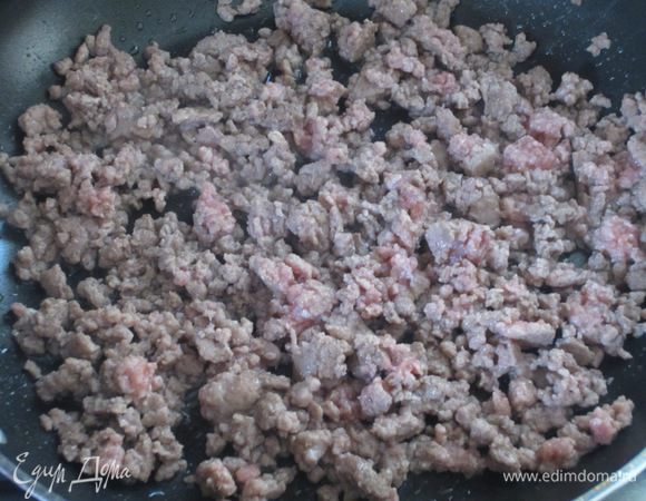 Разогреть оливковое масло и обжарить в нём мясо.