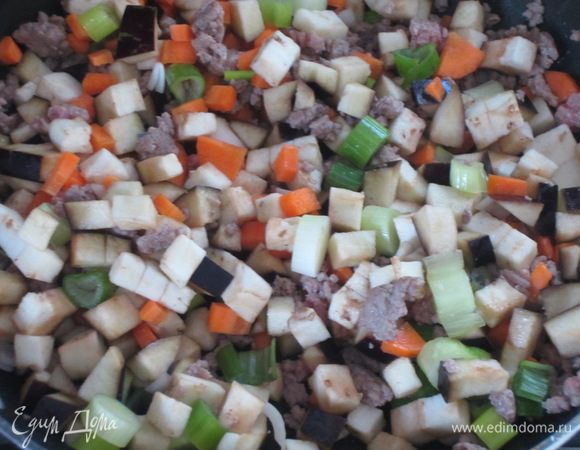 Добавить овощи и тушить 15 минут. Посолить и поперчить по вкусу.