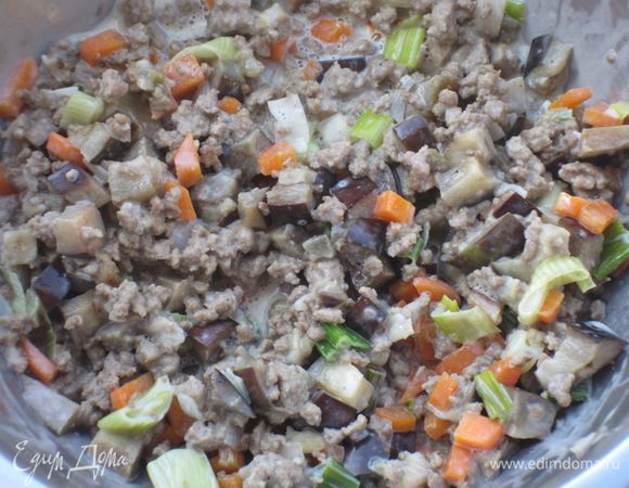 Добавить фарш с овощами и хорошо перемешать.