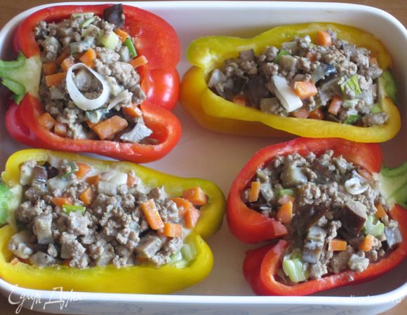 Половинки перцев заполнить фаршем, выложить в форму, влить бульон и запекать в разогретой до 200 ° С духовке 20 минут.