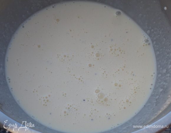 Взбить венчиком яйца со сливками, добавив мускатный орех, соль и перец по вкусу.