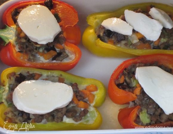 Моцареллу нарезать ломтиками и выложить на начинку. Запекать ещё 15 минут.