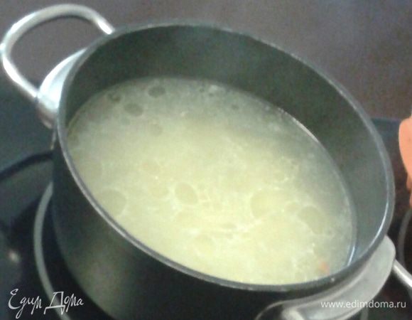 Отварить бульон из индейки. Можно взять крылья или голень, отличный бульон получается из шей. В кастрюлю налить воду, индейку  вымыть, положить в кастрюлю. 
Когда вода закипит,  слить ее, а мясо промыть от появившейся пенки. Затем вновь  залить чистой водой, добавить целую головку лука, морковь,  стебель сельдерея, лавровый лист,  перец горошком, соль. Варить на медленном огне 1,5 – 2 часа в зависимости от мяса.