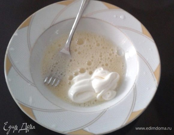  Бульон процедить через мелкое сито. Мясо отделить от кости, разделить на мелкие кусочки, отправить в бульон, овощи убрать (они больше не нужны)..