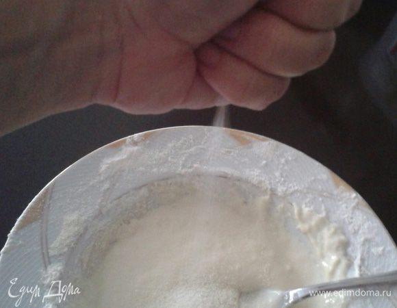  Далее приготовим клецки. Яйцо смешать со сметаной, затем добавить муку.  Манную крупу зажать в кулак (как на фото) крупа будет просыпаться в емкость с тестом, в этот момент тесто интенсивно перемешиваем, таким образом, вы избежите комочком в тесте, затем тесто нужно посолить и оставить набухать, пока готовится суп. Тесто должно получится как густая сметана.