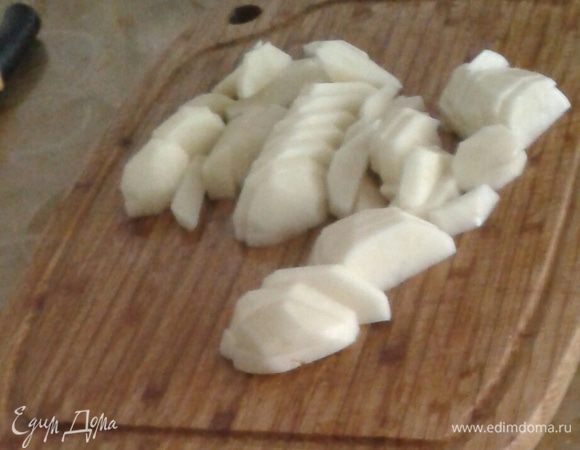  Картофель мелко порезать  и отправить в кипящий бульон, лук, морковь, болгарский перец мелко шинкуем и обжариваем на растительном масле  до прозрачности или когда лук начнет слегка зажариваться (это как любите). 