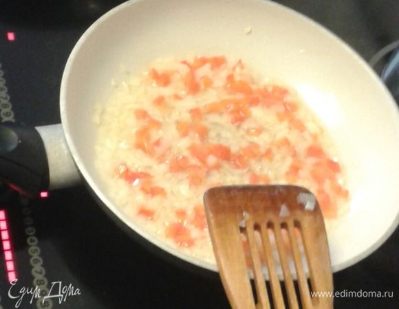 Когда картофель будет готов маленькой ложкой (у меня кофейная) отправляем тесто в суп. Готовим минуты три после того как клецки появились на поверхности, затем добавляем зелень. 