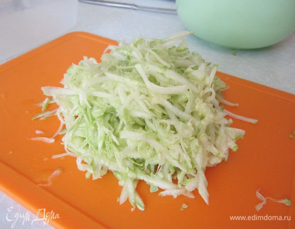 Кабачок натереть на крупной терке, отжать лишний сок.