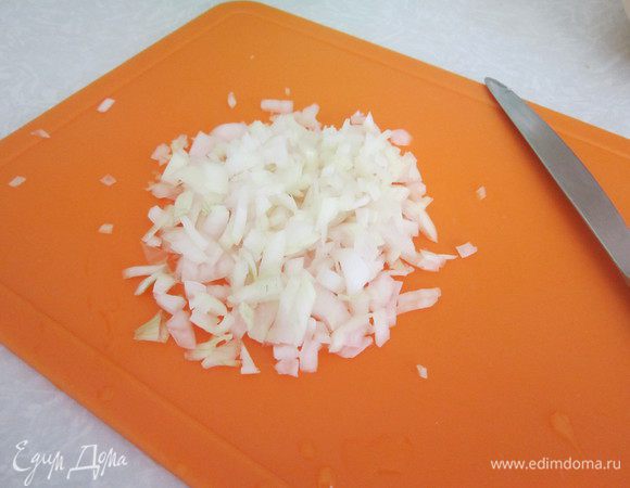 Лук репчатый мелко нарезать.