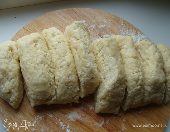 Приготовим тесто. Разотрем сахар с яйцом и творогом, добавим измельченный маргарин, и добавим муку, замесим тесто. Разделим тесто на 8 частей. Количество муки даю приблизительное, будете смотреть при раскатке, и добавлять по необходимости.