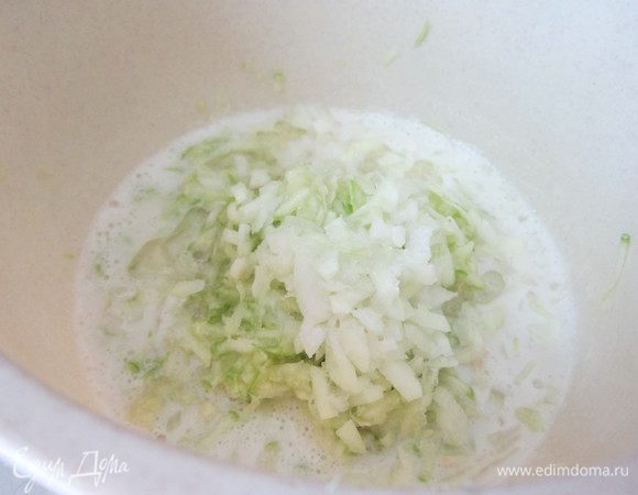 В теплую воду добавить сахар, дрожжи, 100 гр просеянной муки, дать опаре подойти минут 15. К опаре добавить кабачки, лук, оливковое масло, соль.