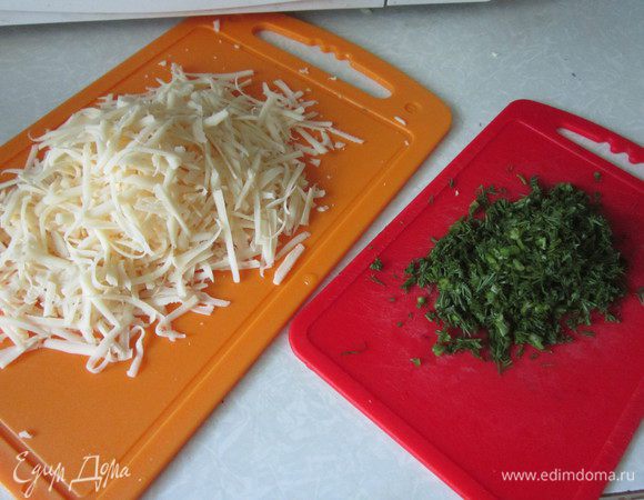 Сыр натереть на терке, укроп нарезать.