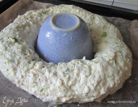 Прямоугольник скатать в рулет. Противень застелить бумагой для выпечки, в центр поставить подходящую посуду, вокруг которой выложить получившийся рулет. Скрепить концы, накрыть полотенцем и дать подойти 1 час.