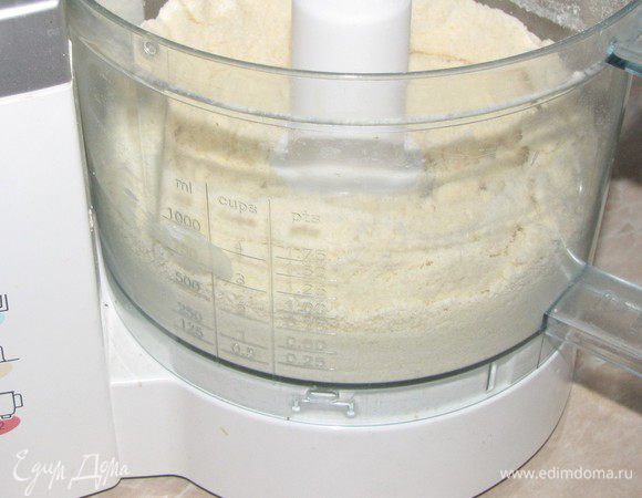 Приготовить тесто. В чаше кухонного комбайна соединить муку, соль, размягченное сливочное масло. Взбить до состояния хлебной крошки. 