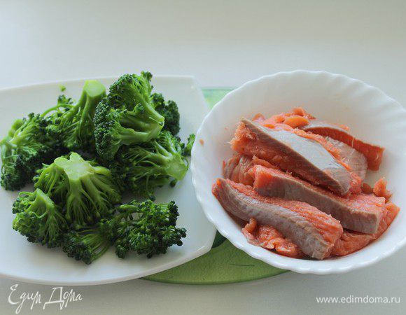 Отварить брокколи, удалить косточки из рыбы.