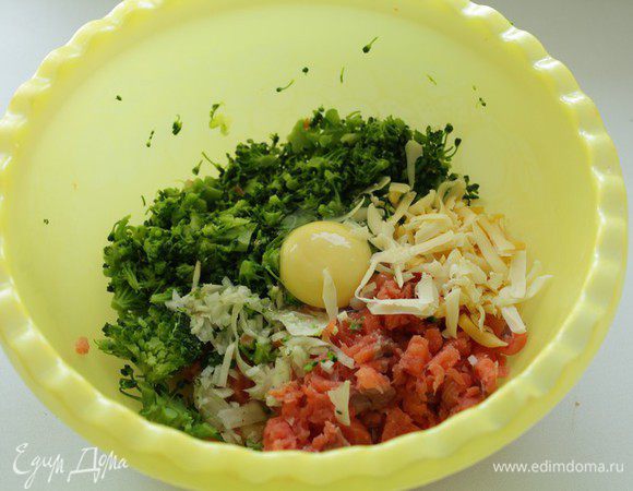 Измельчить  ножом брокколи, рыбу и лук, натереть сыр, добавить яйцо.