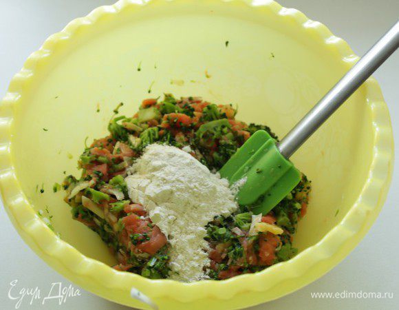 Добавить муку, перемешать.