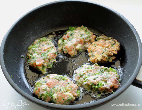 На сковороду с раскаленным растительным маслом выкладывать оладьи ложкой и обжарить с двух сторон.