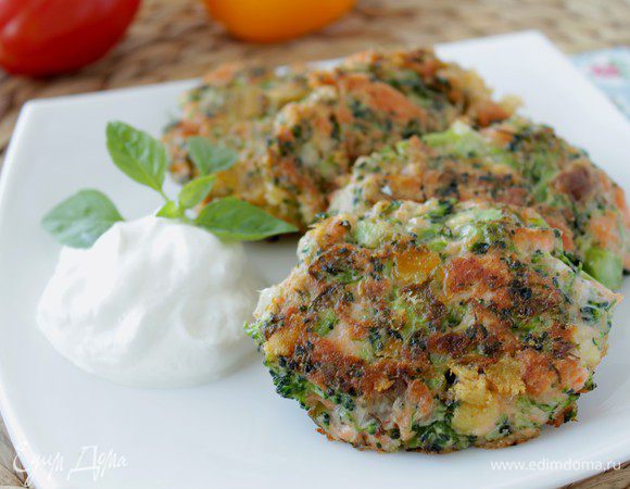 Подавать горячими со сметаной.