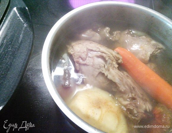 Тушку кролика разделать на порционные кусочки, из головы, костлявых частей сварить  примерно 1 литр бульона с добавлением различных корешков. 