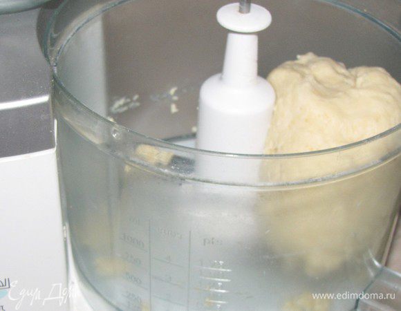 Добавить 1 яйцо, затем ледяную воду (по одной ст. л., т.к. может потребоваться чуть меньше воды) и снова взбить, чтобы тесто собралось в комок. Быстро вымесить тесто руками и убрать в холодильник минут на 30.