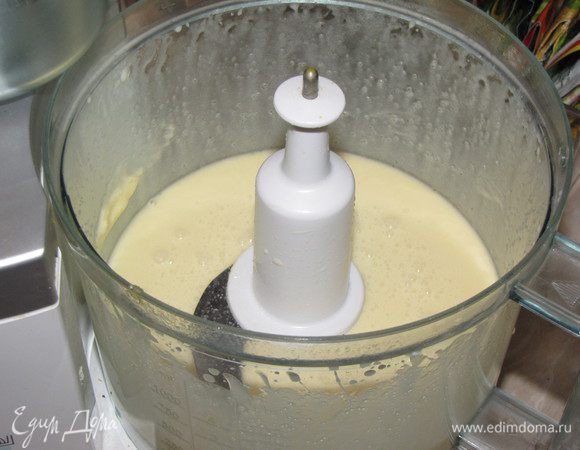 Для медовой заливки взбить мед, сахар, размягченное сливочное масло, яйцо и желток.