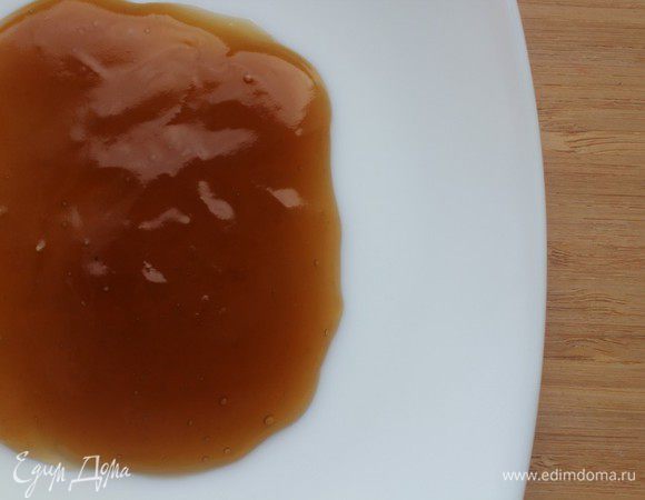 Приготовить глазурь. Для этого необходимо в сотейнике на среднем огне смешать  сок лайма, мед, сахар и ром. Довести до кипения, постоянно помешивая. Постепенно  жидкость начнёт выпариваться.  Развести  в 2 столовых ложках воды крахмал, хорошо перемешать  и добавить к смеси. Соус начнет схватываться. Держать  на плите до тех пор, пока масса не станет вязкой и липкой как густой сироп. 