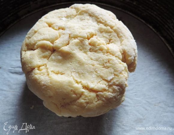 Добавляем муку и сметану и замешиваем мягкое тесто. Оно будет очень мягким и может немного липнуть к рукам.  