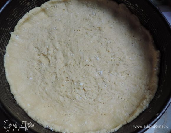 Равномерно распределяем тесто по форме 26 см (это удобно делать руками, слегка присыпая тесто мукой), предварительно выстилаем дно формы бумагой для выпечки. Слой теста может показаться совсем тоненьким. Все нормально - оно сильно поднимется во время выпечки.       
