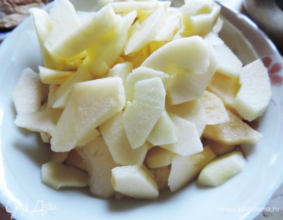 Яблоки чистим, ""йу удаляем сердцевину, нарезаем дольками. Обращаю ваше внимание на то, что в рецепте указан вес уже очищенных(!) яблок. У меня были яблоки домашние, далеко не первого сорта. Вырезать и обрезать пришлось слишком много.