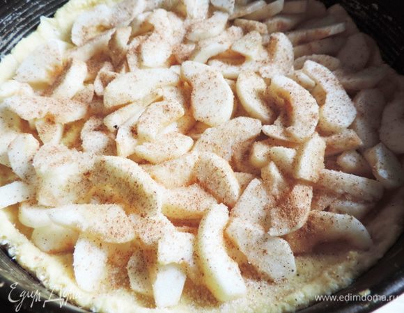 Выкладываем наши яблочные дольки поверх теста, присыпаем сахаром и корицей. Отправляем в разогретую до 180 градусов духовку на 25 минут.