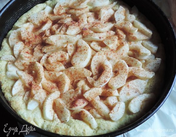 Тем временем наш пирог уже немного подпекся. Вынимаем его из духовки. На фото видно, как сильно увеличилось в объеме тесто. 