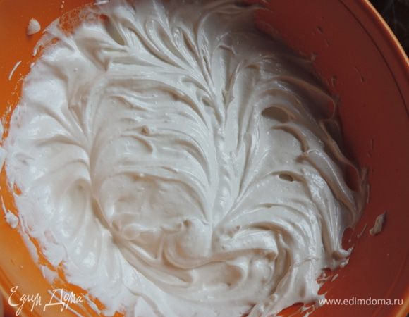 Пока пирог в духовке, займемся безе. Белки взбиваем до устойчивых пиков. Не прекращая взбивания, в несколько приемов добавляем сахар. Взбиваем, пока не добавим весь сахар. Мы должны получить гладкую глянцевую массу с устойчивыми пиками.