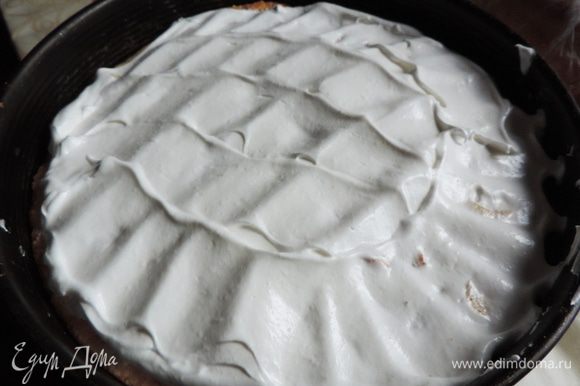 Покрываем пирог взбитыми белками. и отправляем назад в духовку. Температуру уменьшаем до 160 градусов и выпекаем пирог еще примерно 15 минут.