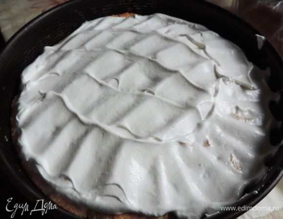 Покрываем пирог взбитыми белками. и отправляем назад в духовку. Температуру уменьшаем до 160 градусов и выпекаем пирог еще примерно 15 минут. 