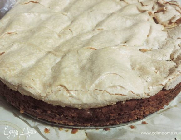 Смотрите, чтоб безе сверху подрумянилось, но не подгорело.