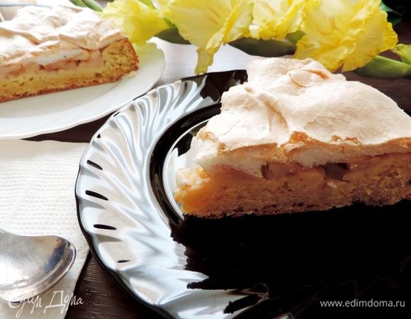 Даем пирогу немного остыть, нарезаем на кусочки и угощаемся!