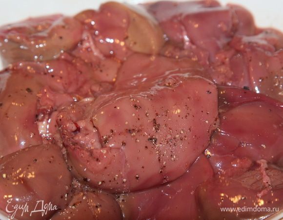 Печень куриную солим, перчим. перемешиваем и оставляем мариноваться.