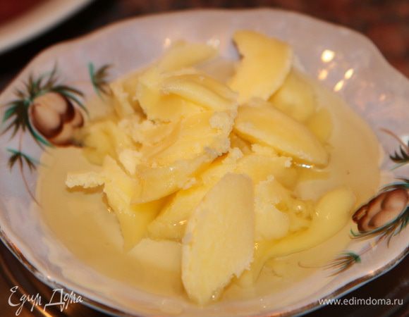 Берем сливочное (у меня топленое) и растительное масло.