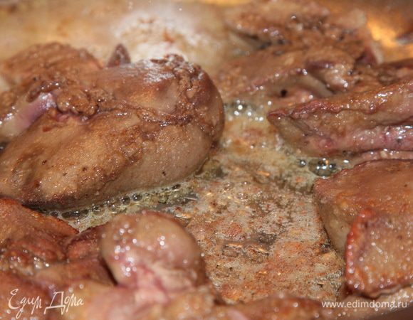 Отправляем на сковороду, распускаем. Печень обваливаем в муке, лишнюю стряхиваем и обжариваем на смеси масел 3-4 минуты, помешивая.