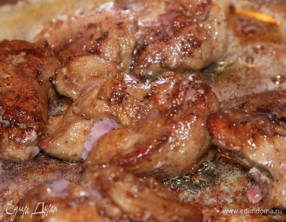 Добавляем коньяк поджигаем его и прогреваем печень 1 минуту. Сфотографировать как это все красиво горит, у меня не получилось, но можете поверить мне на слово - я это сделала. Вот получилась такая румяная печень.