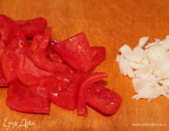 Выкладываем печень на салфетку и отставляем в сторонку. Помидор боаншируем, чистим, разрезаем на 4 части. Освобождаем от семечек и режем на каждую часть еще пополам. Чеснок чистим и нарезаем мелко ножом. Яблоко чистим от кожуры. очищаем от семечек. Четвертую часть часть яблока нарезаем мелко.