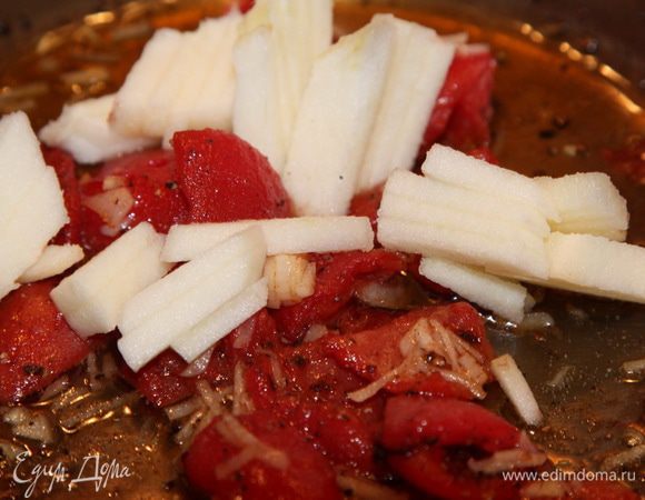 Растительное масло прогреваем на сковороде, добавляем помидоры, солим, перчим по вкусу и по вкусу добавляем сахар. Прогреваем буквально 1 минутку, добавляем чеснок - прогреваем еще 1 минутку и добавляем яблоко. Перемешиваем и выключаем огонь. Отставляем в сторону.