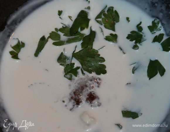 В кастрюльке смешиваем сливки, горчицу, петрушку и прогреваем до загустения. Буквально доводим до кипения и выключаем.