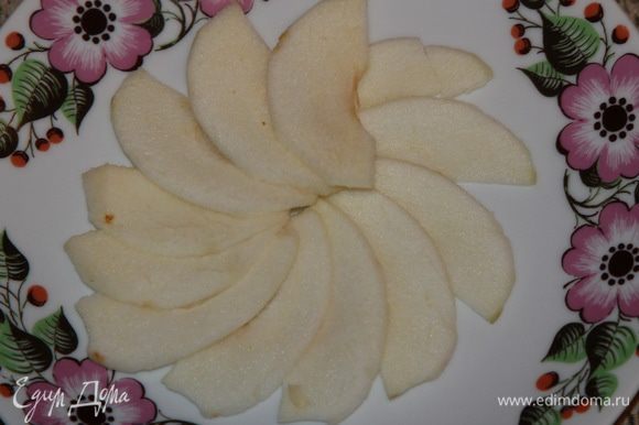 Оставшуюся часть часть яблока нарезаем тонкими пластинами и выкладываем на тарелку.