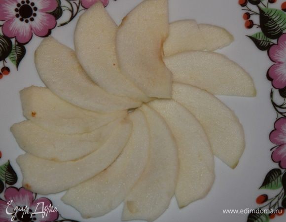 Оставшуюся часть часть яблока нарезаем тонкими пластинами и выкладываем на тарелку.