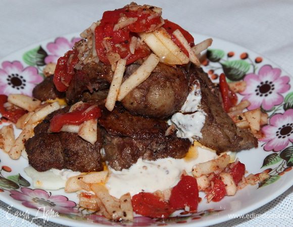 Далее собираем блюдо: выкладываем соус, затем печень и сверху выкладываем помидоры с чесноком и яблоком. Смачного!